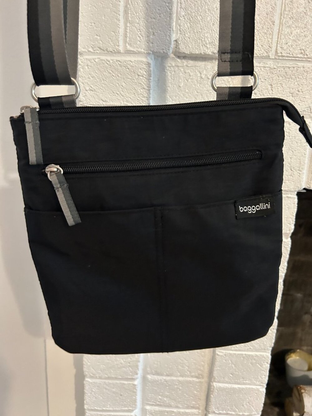 Baggallini BLack Crossbody with Wide Strap Great Condition